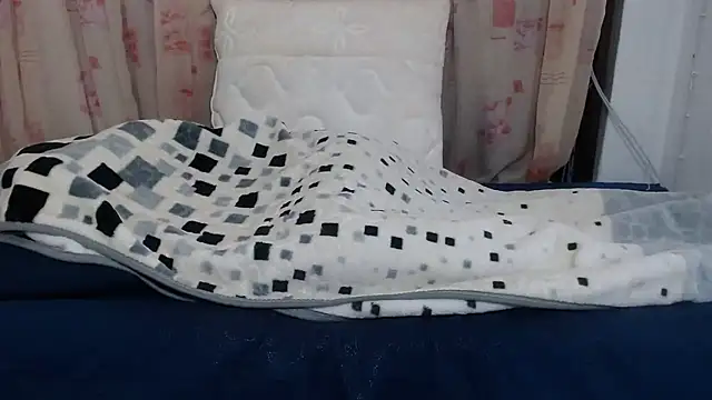 LILLYSLUTY2's cam snapshot