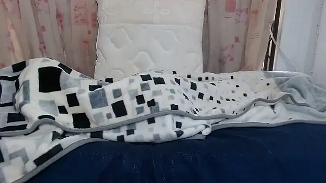 LILLYSLUTY2's cam snapshot