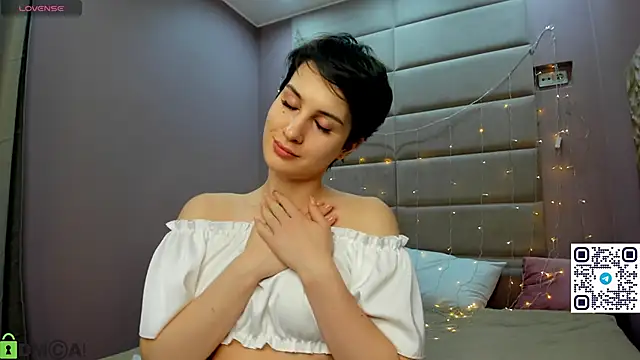 Adeline_Perle's cam snapshot