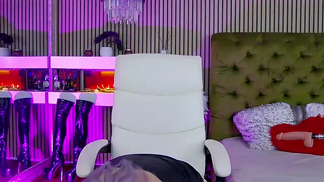 LadyTouch's cam snapshot