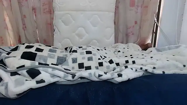 LILLYSLUTY2's cam snapshot