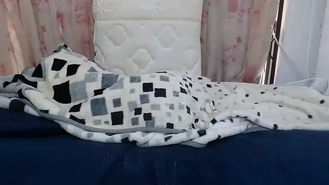 LILLYSLUTY2's cam snapshot