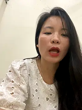 Bee_Yellow00's cam snapshot