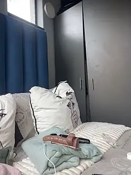 Curveysinaa's cam snapshot