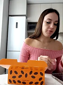 MayaGlow live sex cam