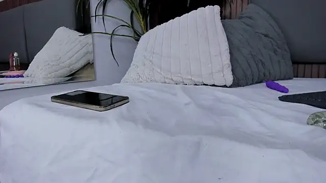 EmillyHarper_'s cam snapshot