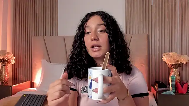 Rachell_Jamess's cam snapshot