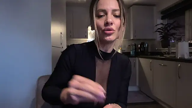 QuenMonicaUK live sex cam