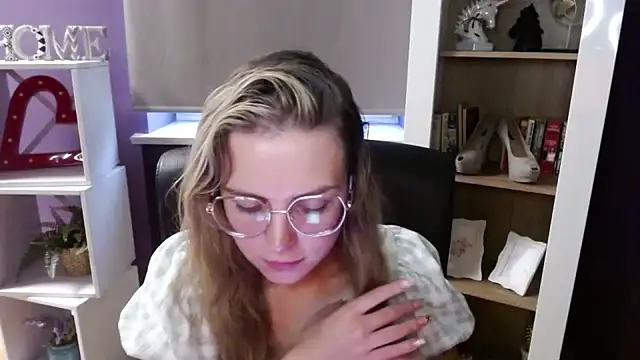 Zoey_Erotic's cam snapshot