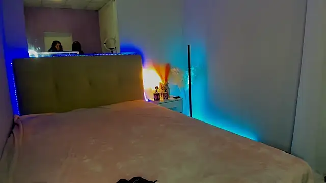 Laura_Leee's cam snapshot