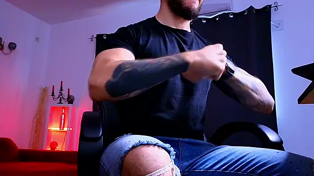 MightyAaron66 live sex cam