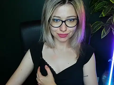 loveHeidi's cam snapshot