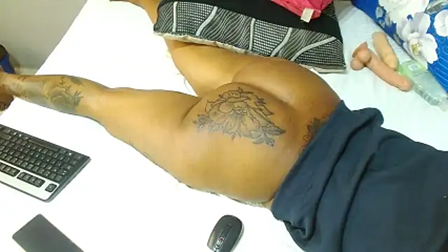 NaughtyLuux10's cam snapshot