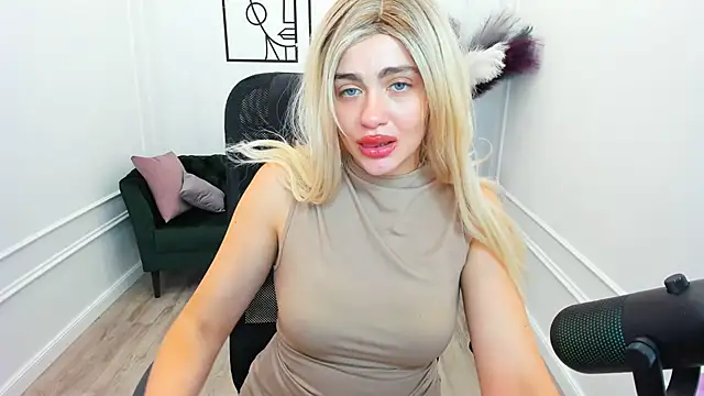 LeslieMineg's cam snapshot