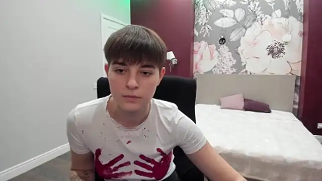 EmiliaYours's cam snapshot