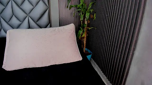 Luna_Ember's cam snapshot