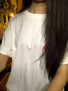 Nhinhi18 live sex cam