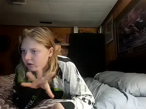 Ryan_and_Aurora's cam snapshot