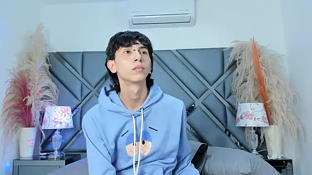 Milan_LewisS's cam snapshot