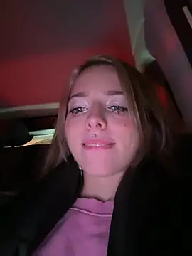 LoraaDoll live sex cam