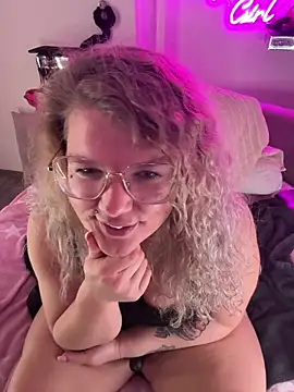 CurvyAnonymousGirl89's cam snapshot