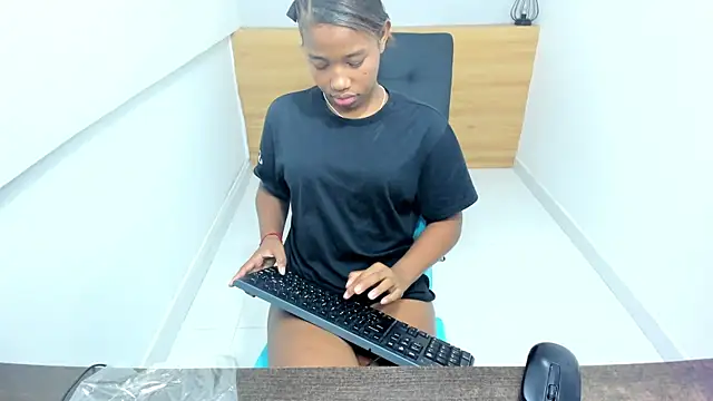 ValentinaRose4's cam snapshot