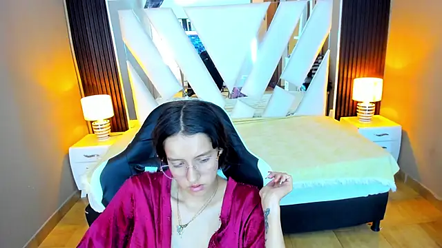 Linda4Petite's cam snapshot