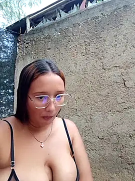 young_dairy01's cam snapshot