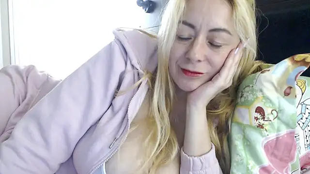 _karolynesyera_'s cam snapshot