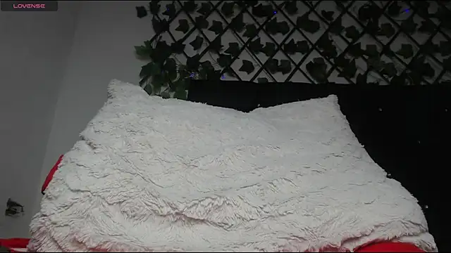 Gaby_and_Tiffany's cam snapshot