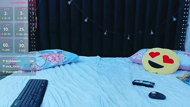 hornybarelylegalgirl's cam snapshot