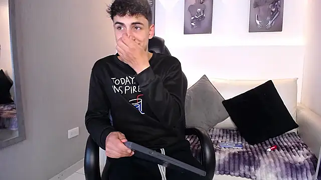 AdrianRinaldi live sex cam