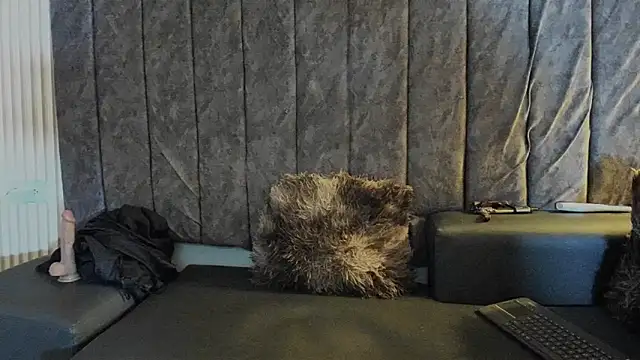 Rowan_Mills live sex cam