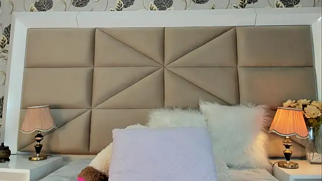 MayaDeLuca's cam snapshot