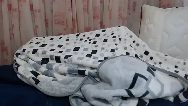 LILLYSLUTY2's cam snapshot