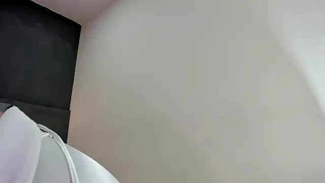 Lauralove_69's cam snapshot