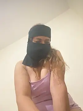 Wild-Nayra live sex cam