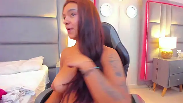 GabyMoreau's cam snapshot