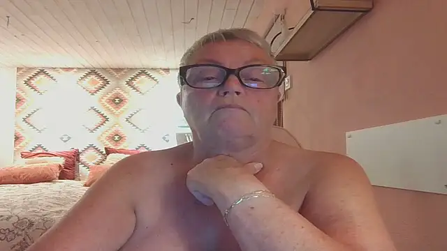 Mystery-Grandmother's cam snapshot