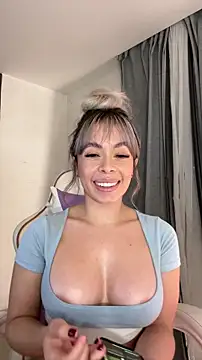 Holli_woul's cam snapshot