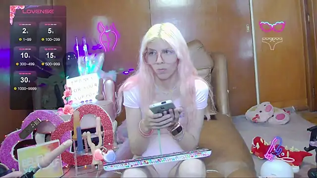 Skinygirl's cam snapshot