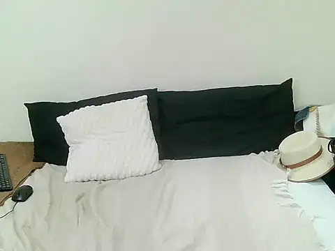 DevineChic's cam snapshot