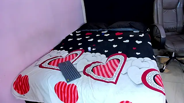 karolinee_66_'s cam snapshot