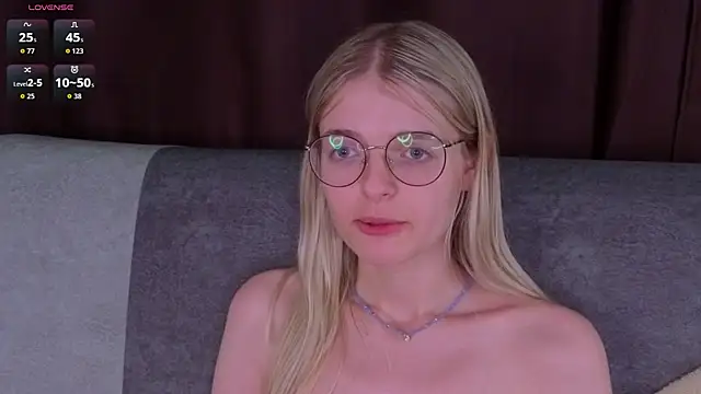 MonicaShiny's cam snapshot