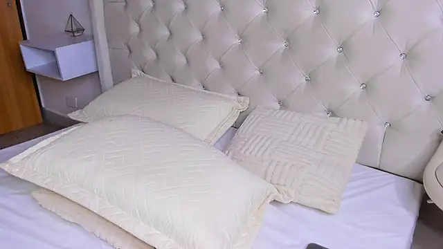 EmmaaHills's cam snapshot