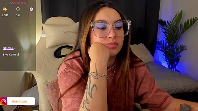 dakottaa_'s cam snapshot