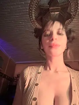 Queentaraf999 live sex cam