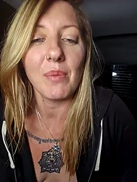 SheIsSomething's cam snapshot