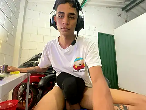 Max_TheHorseDick live sex cam