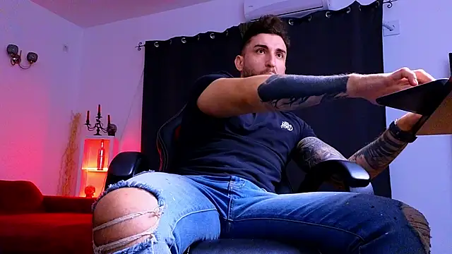 MightyAaron66 live sex cam